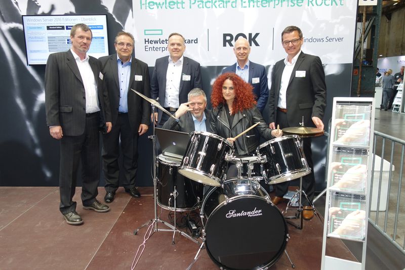 Die Frau (Besa Agaj, IT-BUSINESS) gab den Ton an und (v. l.) Stefan Marx, ALSO, Volker Kessler, LumIT, Thomas Kitz, Markus Kullmann und Frank Werner, Hewlett Packard Enterprise, und Oliver Basarke, Microsoft, rockten ab. (Bild: IT-BUSINESS)