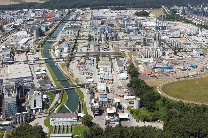 Im Chemiedreieck rund um Burghausen haben sich Industrieunternehmen, Infrastrukturbetreiber und Forschungsinstitute zusammengeschlossen, um einen Weg hin zur Klimaneutralität für die Region zu entwerfen.  (Achim Zeller/ Wacker)
