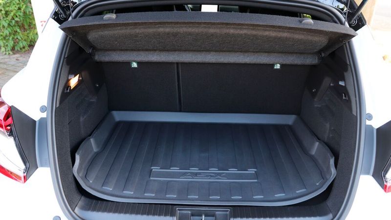 Der Kofferraum im Mitsubishi ist gut nutzbar. (Bild: Mario Hommen)