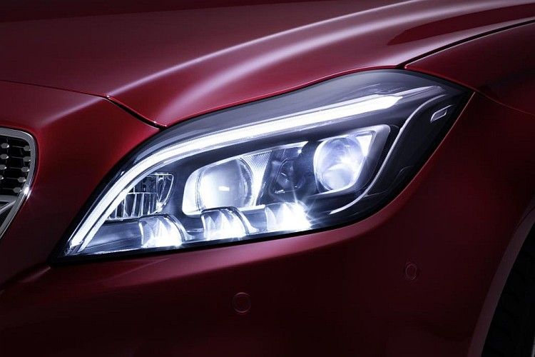 Fast 500 Meter Reichweite besitzt das Fernlicht in Multibeamtechnik – und das ohne Blendung des Gegenverkehrs. (Foto: Daimler)