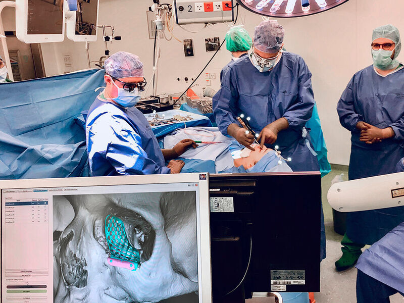 Einsatz eines Hightech-Implantats durch Florien Thieringer im Universitätsspital Basel. Miracle II hat das Ziel, diese Prozedur grundlegend zu verändern. (Florien Thieringer)
