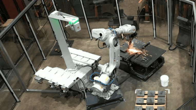 The system processes heavy sheets weighing up to 200 kg fully automatically, without programming or teaching.(Image: Teqram)