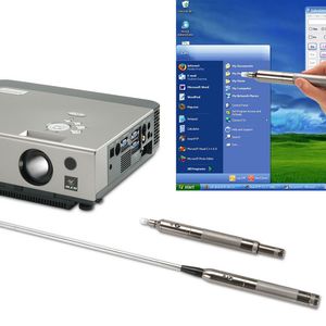 Über den Infrarot-Sender kommunizieren die beiden Werkzeuge Zeigestab und Stift mit der Kamera im Beamer.