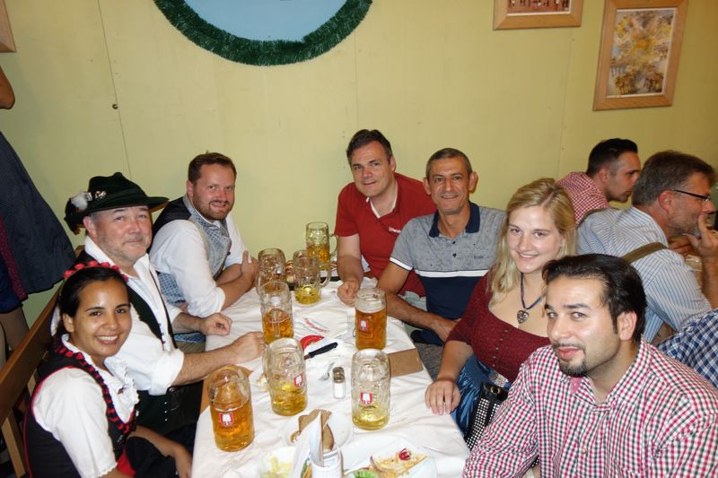 (v. l.) Eine mexikanische Touristin feiert mit Max Bertl, Leadstream, Florian Fillenhals, Elgato,  Alexander Pantos, Parallels, Jelal Zarini, Sina Walleit, Parallels, und Soroush Ramezanpour, Masterplan. (Bild: IT-BUSINESS)