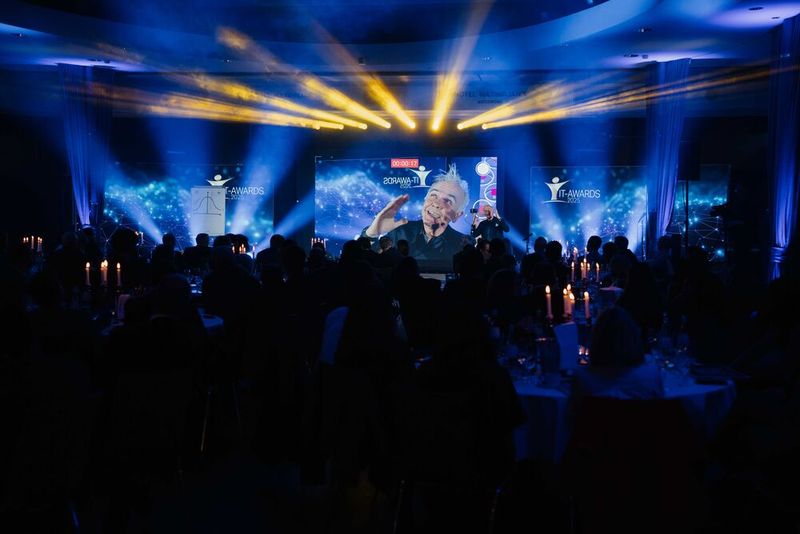 Kann das Publikum erraten, welchen Song Bernhard Wolff gerade rückwärts singt?  (Bild: Manuel Emme Fotografie)