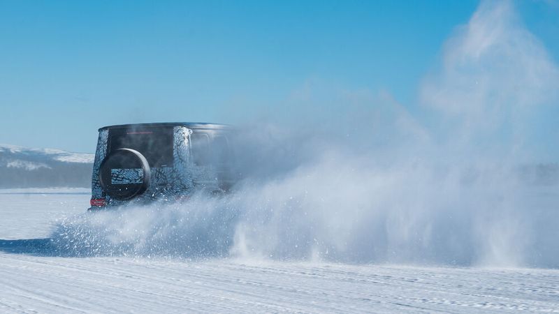 Die in dichte Wolken aus Schnee- und Eisabrieb gehüllte G-Klasse ist auf dem zugefrorenen See in ihrem Element. (Bild: Mercedes-Benz)