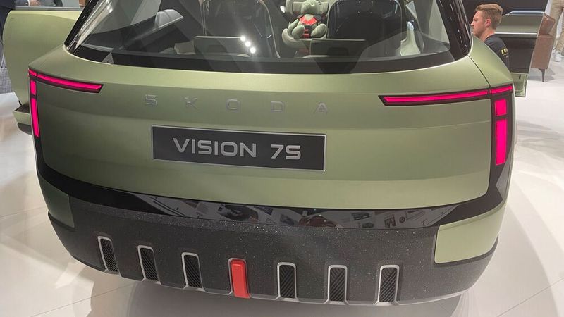 Die Heckansicht dürfte ebenfalls Teil der künftigen Designsprache werden, … (Bild: Grimm – VCG)