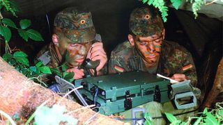 Die Kommunikationstechnik der Bundeswehr ist nicht mehr auf dem neuesten Stand, heißt es (Symbolbild). Nun darf Rheinmetall einen digitalen Kommunikationsverbund für die Streitkräfte aufbauen. Der Deal belaufe sich auf mehrere Milliarden Euro, wie die dpa erfahren hat. (Bild: S+T)