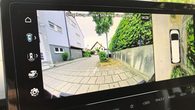 Der Surround-View-Monitor liefert im Staria Signature eine 360-Grad-Rundumsicht aus der Vogelperspektive und ermöglicht auf diese Weise, in engen Passagen zentimetergenau zu rangieren. (Bild: Wolfgang Michel – VCG)