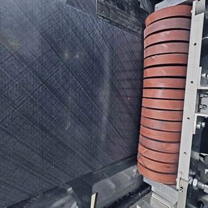 Eine wichtige Aufgabe bestand darin, das aufzubringende Laminat kontinuierlich präzise zu führen und konturgetreu breitenabhängig an die Flugzeughalbschalen anzudrücken. Gleichzeitig wurde der Laserstrahl gesteuert sowie die Temperatur in der Fügezone pyrometrisch erfasst.(Bild:  Clean Aviation)