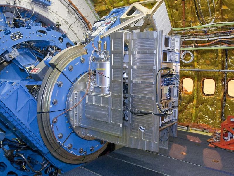Der German Receiver for Astronomy at Terahertz Frequencies (GREAT) nach dem Einbau in das fliegende Observatorium (NASA)