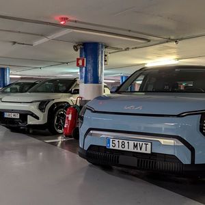 Auf den ersten Blick sieht der EV 3 seinem großen Bruder EV 9 zum Verwechseln ähnlich.(Bild:  Rosenow – VCG)