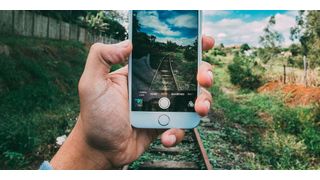 „Insbesondere auf Reisen im Ausland ist zu berücksichtigen, dass die Daten mobiler Endgeräte über Netze Dritter gesendet werden, bei denen keinerlei Aussage über das Sicherheitsniveau der Anbieter getroffen werden kann.“ (Bild: Pixabay)