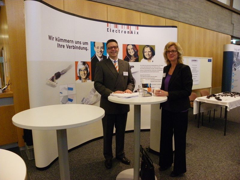 Bild 5: ElectronAix-Geschäftsführer Peter Stremmer mit Korinna Rings, ebenfalls Aussteller auf dem Kabelsymposium in Esslingen (Bild: TAE)