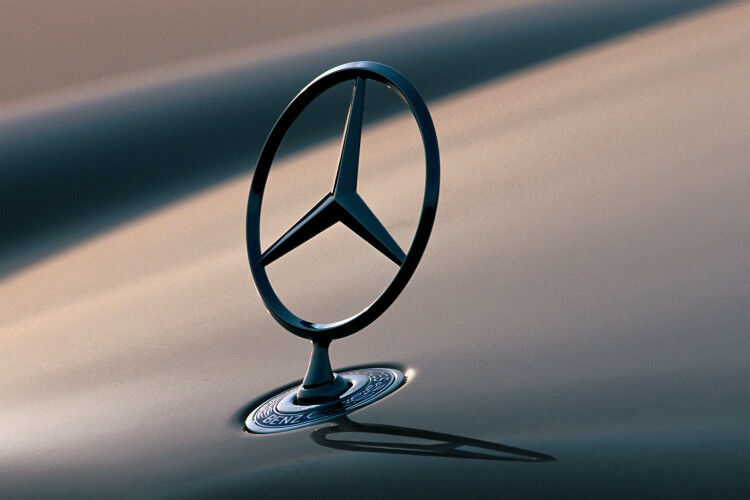 Unternehmensstatement Daimler: „Kunden und Kaufpräferenzen ändern sich. Kundenansprache und Betreuungsqualität werden dabei zunehmend zu einem wettbewerbsdifferenzierenden Kriterium. Die Anzahl der Kommunikationskanäle und Interaktionsmöglichkeiten ist in den letzten Jahren enorm gewachsen. Wir warten nicht, bis der Kunde zu uns kommt, sondern begegnen ihm in seiner Lebenswelt. Vor allem jüngere Kunden erwarten von einer Marke wie Mercedes-Benz, überall und jederzeit mit ihr in Kontakt treten zu können, zum Beispiel über Onlineformate. Eine solche Plattform im Internet ergänzt unsere bisherigen Vertriebsformate optimal und bietet uns neue Möglichkeiten, junge und medienaffine Kundengruppen anzusprechen.Mit der Initiative „Best Customer Experience“ reagiert Mercedes-Benz auf diese Veränderungen, um so den sich stetig verändernden Kundenwünschen gerecht zu werden.Die Mercedes-Benz-Partner – Niederlassungen und Vertragspartner – bleiben bei allen Aktivitäten auch in Zukunft der wichtigste Kundenkontaktpunkt. Über die innerstädtischen Formate werden vor allem neue Kunden zum klassischen Handel geführt.Online-Stores und innerstädtische Formate ergänzen unsere bisherigen Vertriebsformate und runden den Markenauftritt von Mercedes-Benz ab.Kunden brauchen auch weiterhin Elemente zum „Anfassen“ und schätzen „reale“ Ansprechpartner. Gerade im Aftersales bleibt der Retail der zentrale Anlaufpunkt des Kunden mit seinem Fahrzeug. Mercedes-Benz bietet zukünftig beides.“ (Foto: Daimler)