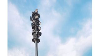 Regenmessen mit dem Mobilfunknetz: Je mehr Niederschlag fällt, desto schwächer wird das Signal, mit dem die Funkmasten Informationen austauschen. (Bild: Cynthia Ruf, KIT)