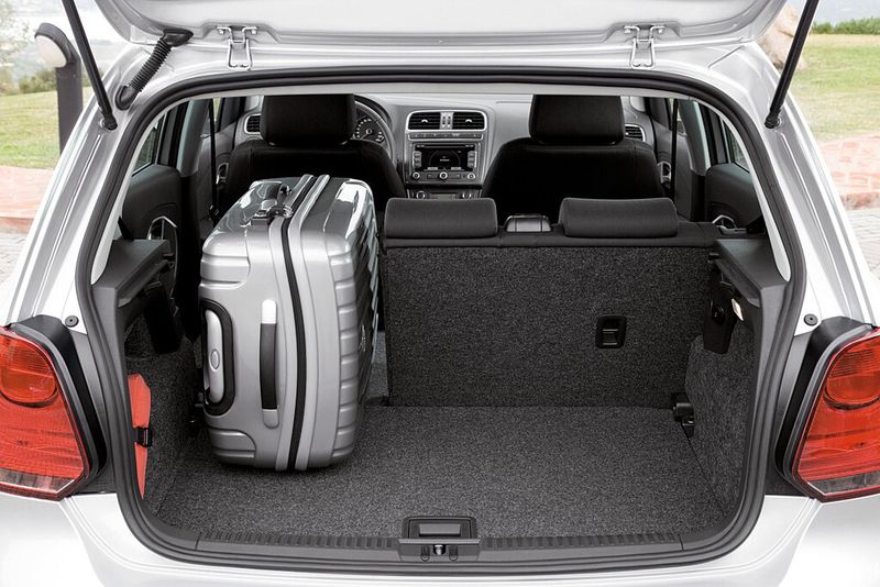 Bild 5: Automobilhersteller fordern mehr Variabilität bei der Herstellung des Ladebodens, um zusätzlichen Stauraum zu schaffen. Dafür ist die Sandwichtechnik prädestiniert. (Bild: Hennecke)