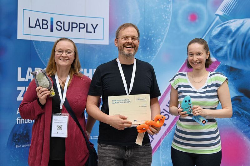 Em Ende jeder LAB-SUPPLY werden nicht nur drei Riesen-Plüschmikroben verlost, sondern auch ein 1.000-€-Gutschein, einzulösen bei den ausstellenden Firmen.  Mehr Infos zu den kommenden LAB-SUPPLY-Messen finden Sie auf www.lab-supply.info (Bild: Stefan Stark)