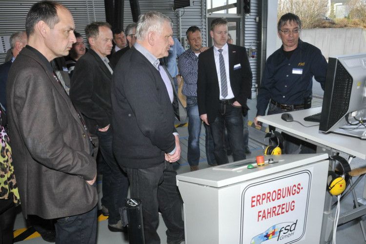 Zurück an den Bildschirm: Das zuvor Erfahrene wird nun am Bildschirm eingehend besprochen. (Foto: Zietz)