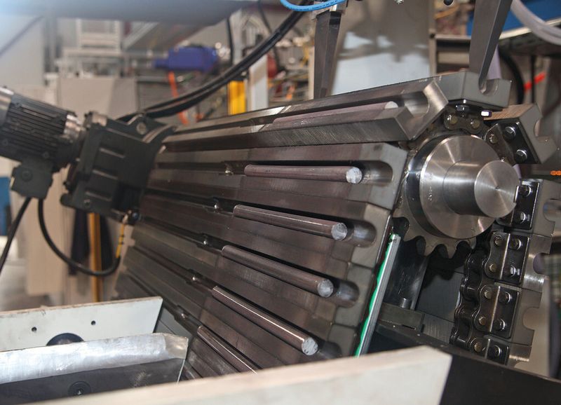 Durch das automatisiert beschickte Bunkermagazin kann die Warmumformanlage während der häufigen Coilwechsel weiterlaufen. (Bild: Schmale Maschinenbau)