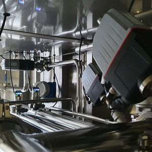 Der Blick ins Labyrinth aus Edelstahlrohren einer GTec-Reinstwasseraufbereitung macht deutlich: Schwarz sieht einfach besser aus.(Bild:  Lapp)