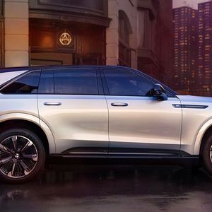 5,70 Meter lang, 3,6 Tonnen schwer – als Ökoauto wird man den Escalade IQ wohl nicht vermarkten können.(Bild:  Cadillac)