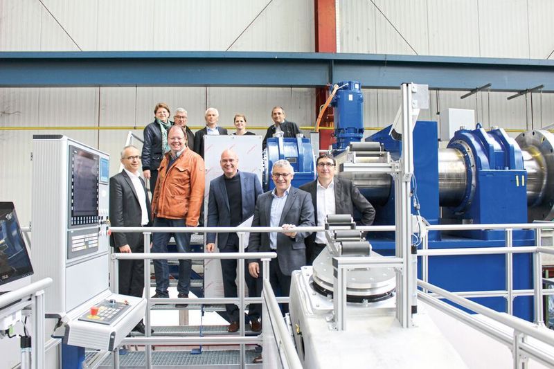 Die Roth-Geschäftsführer und Verkaufsleiter vor der Faserwickelmaschine für die Ariane-6-Boosterherstellung. (Roth Composite Machinery)