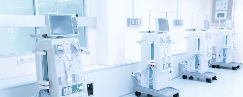 Ein effektives Wärmemanagement ist entscheidend für Geräte, die während des Betriebs erhebliche Wärme erzeugen oder Wärme als Teil therapeutischer Behandlungen nutzen, z. B. für die Aufrechterhaltung der Körpertemperatur von Flüssigkeiten in Dialysegeräten.(Bild:  © EmmaStock - stock.adobe.com)