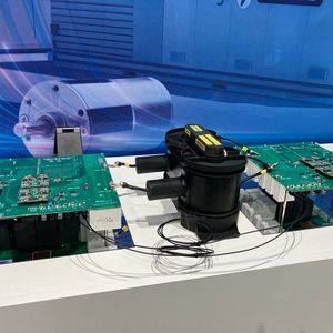 Die gezeigte Solid-State-Transformer-Lösung zielt auf Mittelspannungsarchitekturen für 800-VDC-Systeme. Durch modulare Verschaltung sollen höhere Spannungsebenen und Leistungen bis in den Megawattbereich adressierbar werden; relevant etwa für Rechenzentren, Speicherlösungen und Netzinfrastruktur.(Bild:  VCG)