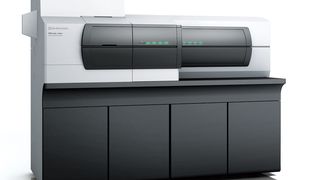 Das neue System kombiniert Lichtmikroskop und Massenspektrometer. (Bild: Shimadzu)