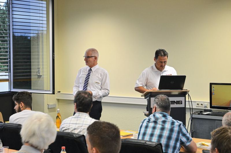 Markus Blum, Managing Directeur général chez Gühring (Schweiz) AG et Rolf Ehrler Product Manager chez Gühring KG informent les clients suisses qui se sont rendus à Albstadt (De) lors d’un récent atelier de fraisage. (Gühring Schweiz AG)