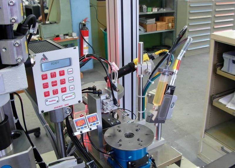 ADACSHOT-520F ist für das Dosieren hochviskoser Medien geeignet. (Bild: Adactech)