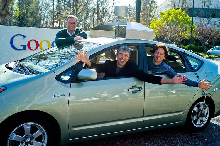 Sie gehörten zu den ersten, die ihre Ideen zum autonomen Fahren an die Öffentlichkeit brachten: Die Google-Urgesteine Eric Schmidt, Larry Page und Sergey Brin in einem selbstfahrenden Google Car 2011. (Foto: Google)