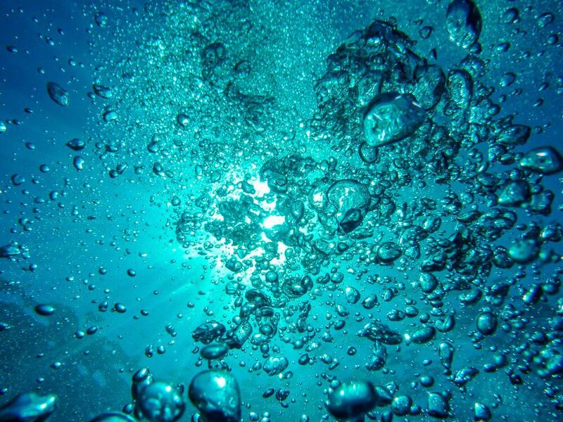 Zwei Wissenschaftler der Universität des Saarlandes haben eine Methode entwickelt, um aus Meerwasser Energie zu gewinnen. Denn um Wasserstoff im industriell nutzbaren Maßstab zu gewinnen, muss man auf Meerwasser zurückgreifen. Das Problem dabei: Bisher kann Wasserstoff nicht aus salzhaltigem Wasser hergestellt werden – und das Entsalzen kostet viel Energie. (gemeinfrei)