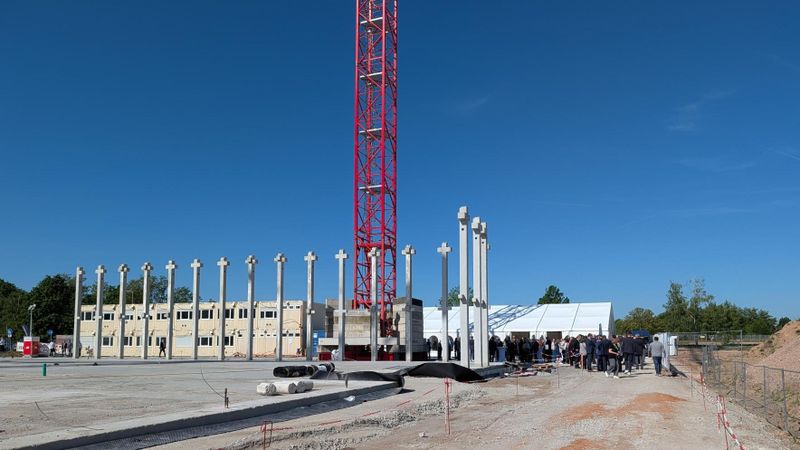 Baustelle für das neue Learning Hub an der Technischen Universität Nürnberg (UTN). Im Hintergrund das Festzelt, in dem die Spatenstich-Feierlichkeiten stattfanden.(Bild:   Formitas)