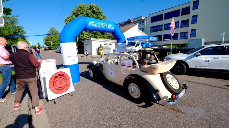 Start der Sächsischen Meisterclassic in Meerane, mit dabei war ein Adler Triumpf, Baujahr 1936. (Bild: Zietz – VCG)