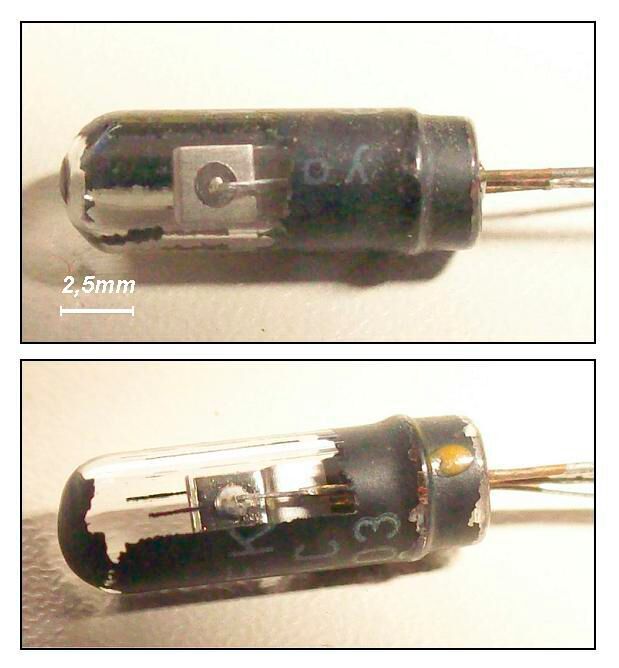Historische Bipolartransistoren, Baujahr ca. 1959. Gehäuse aus Glas, schwarzer Lacküberzug teilweise entfernt, um den Halbleiterkristall sichtbar zu machen.
