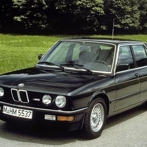Der neue Vierventil-Sechszylinder im BMW M5 katapultierte den Viertürer in der neuen Supersportwagenzeit von 6,5 Sekunden aus dem Stand auf Tempo 100.