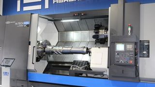 Als XXL-Modell der Hi-Tech-Baureihe zeigte Hwacheon die 850L. Die Maschine drehtschwere Werkstücke bis 920 mm Durchmesser und 3500 mm Länge. (Bild: Kroh)