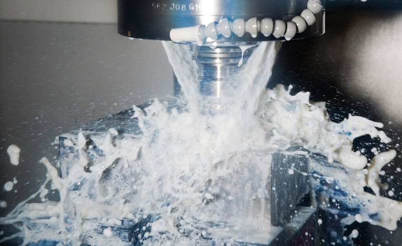 Im Technologie-Center von Blaser belegen Tests, dass bei einer bestmöglichen Kombination von Werkstoff, Werkzeug und Kühlschmierstoff eine enorme Einsparung der Bearbeitungszeit möglich ist. (Bild: Meinrad Schade/Blaser Swisslube)