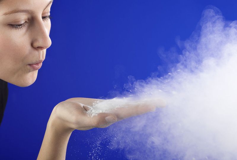 Seit ihrer Erfindung durch 3M vor über 40 Jahren finden die mikroskopisch kleinen Glaskugeln immer neue Anwendungen, zum Beispiel zur Gewichtsreduzierung von Kunststoffbauteilen von Automobilen, wodurch sich Spritverbrauch und CO2-Ausstoß reduzieren lassen. (Bild: 3M)