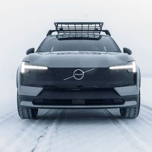 Im Vergleich zum EX30 hat die Cross-Country-Variante mehr Bodenfreiheit, nämlich 19 Zentimeter.(Bild:  Volvo)