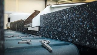 Die bearbeiteten Teile werden an der Separierstation auf ein Transportband übergeben, das sie zum Trockner befördert.  (Bild: Rösler Schweiz AG)