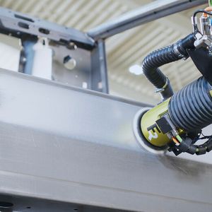 Der Schleifprozess erfordert höchste Präzision.(Bild:  CLOOS)