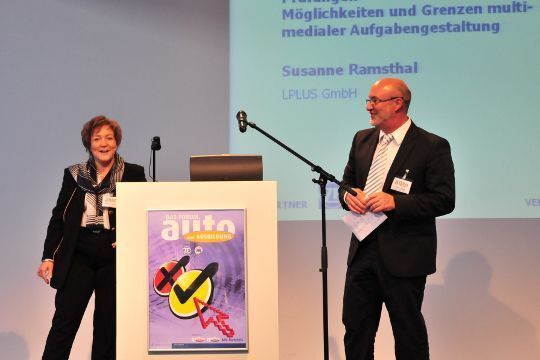 Susanne Ramsthal, Geschäftsführerin des Online-Dienstleisters LPlus, zeigte den Teilnehmern auf, wie man Prüfungsfragen für eine Online-Prüfung tauglich machen kann. Danach stand sie, wie jeder andere Referent auch, für Fragen des Auditoriums zur Verfügung. (Archiv: Vogel Business Media)