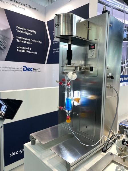 Isolatortechnik, Standalone-Geräte für die Befüllung und das Schließen von Vials und ein oszillierender Bioreaktor (im Bild) waren bei DEC ausgestellt. (Bild: Sarah Junker)