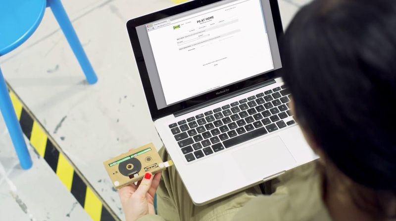 Zum Übertragen der aufgenommenen Bilder wird die Kamera einfach an den USB-Steckplatz des PC angeschlossen (Bild: Bild: IKEA)