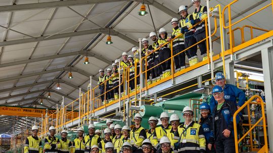 Das japanisch-europäische Projektteam von Asahi Kasei, CAC und Bondalti, welche an der Montage und Inbetriebnahme des Demonstrationselektrolyseurs von Bondalti beteiligt waren.(Bild:  Bondalti)