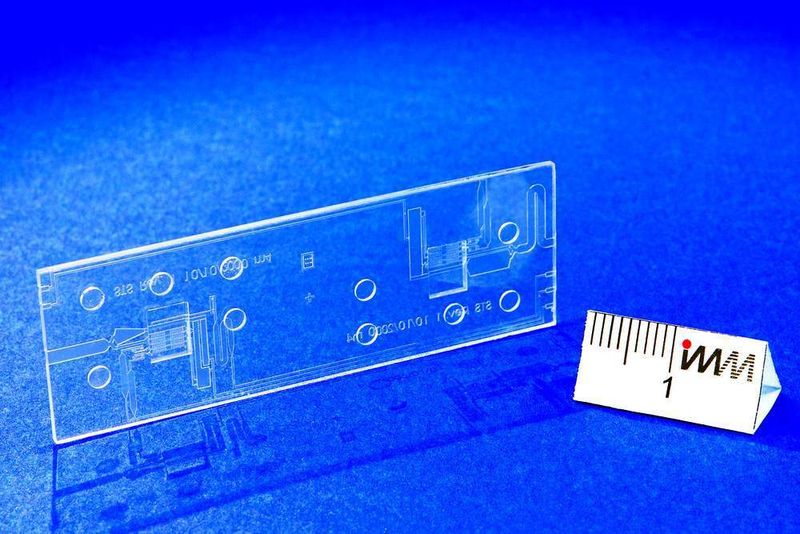 Bild 1: Spritzgegossener mikrofluidischer Chip. (Archiv: Vogel Business Media)