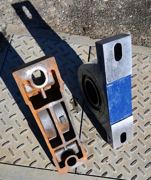 Die Hochleistungs-Pendelrollenlager der Timken Lagereinheiten sind in einem massiven Vollguss-Gehäuse verbaut, das auch den extremen Belastungen beim Digger-Einsatz standhält. Die bisher verbauten, innen hohlen Lagereinheiten eines anderen Herstellers (linkes Lager) sind vorzeitig gebrochen und mussten häufig ersetzt werden. (Bild: Timken)